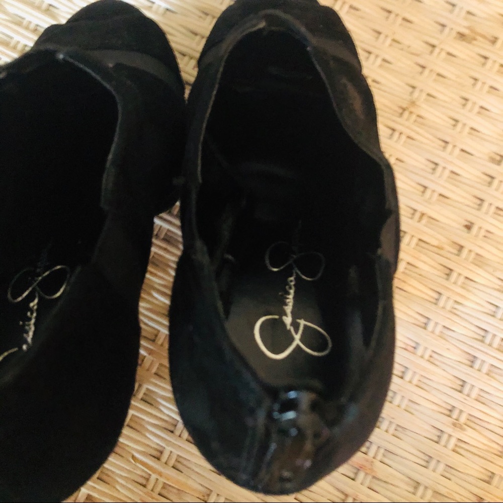 Jesica Simpson’s suede black heals shoes